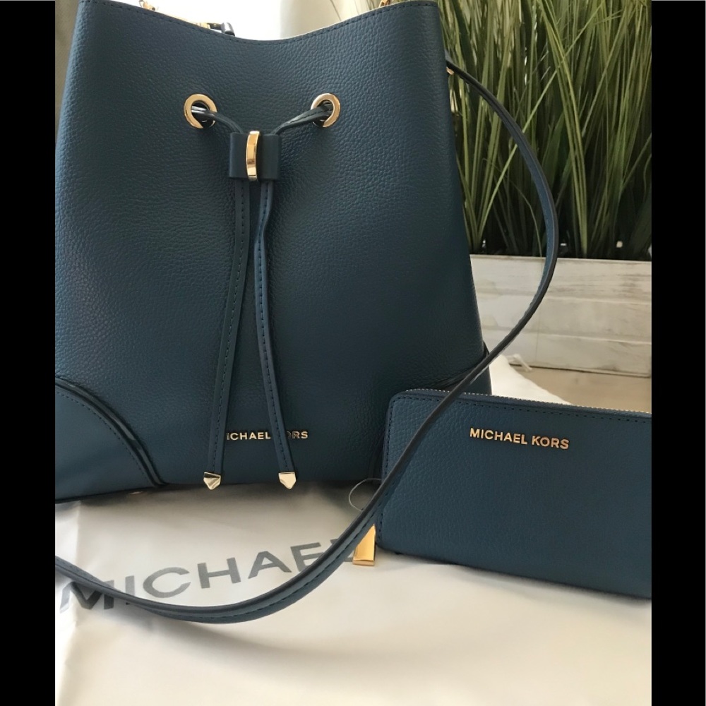Micheal kors purse with matching wallet